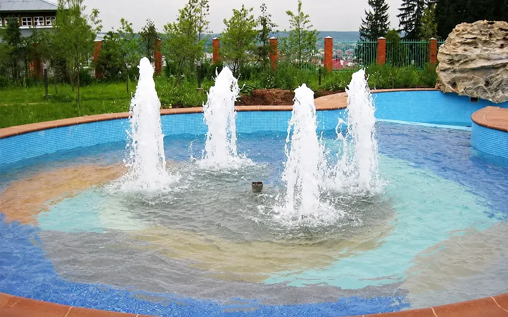 Уличный бассейн с фонтанами и водными аттракционами